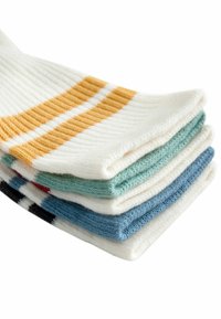 Baumwollsocken, angeordnet in Reihen, in den Farben Weiß, Hellblau, Grün und Schwarz mit gestreiften und einfarbigen Mustern. Weiche, gerippte Textur.