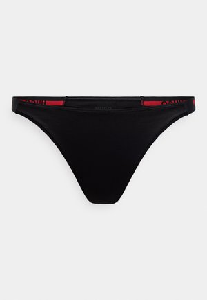 Μαύρο εσώρουχο τύπου στρινγκ με λεία υφή, που διαθέτει κόκκινη και μαύρη ελαστική μέση με λογότυπο. Απλός, μινιμαλιστικός σχεδιασμός.