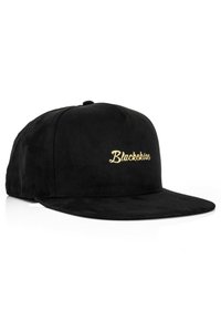 Gorra negra con visera plana, hecha de un material similar al ante. Cuenta con el logo bordado "Blackskios" en dorado en la parte frontal.