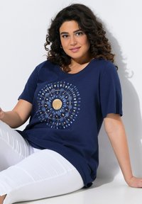 Ulla Popken EN A À COL ROND ET MANCHES COURTES MANDALA - Triko s potiskem - inky blue