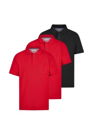 Dwie czerwone i jedna czarna koszulka polo z krótkim rękawem, z przodu na guziki i z kieszeniami na piersi, ułożone warstwowo.