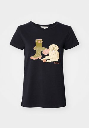 Fekete pamut póló, zöld csizmát, egy kutyát és egy labdát ábrázoló grafikai designnal. A "Barbour" logó narancssárgában van nyomtatva.