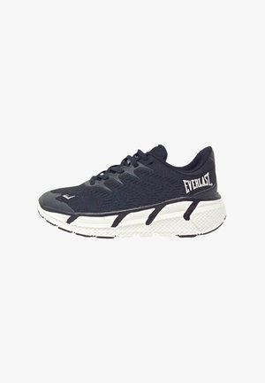 Scarpa da ginnastica nera con tomaia in rete, suola in gomma bianca con un motivo testurizzato e branding "Everlast" sul lato.