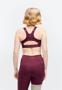 Even&Odd active MEDIUM SUPPORT BRA WITH ZIP UP FRONT & ADJUSTABLE STRAPS
 - Sportmelltartó közepesen nehéz sportoláshoz - bordeaux