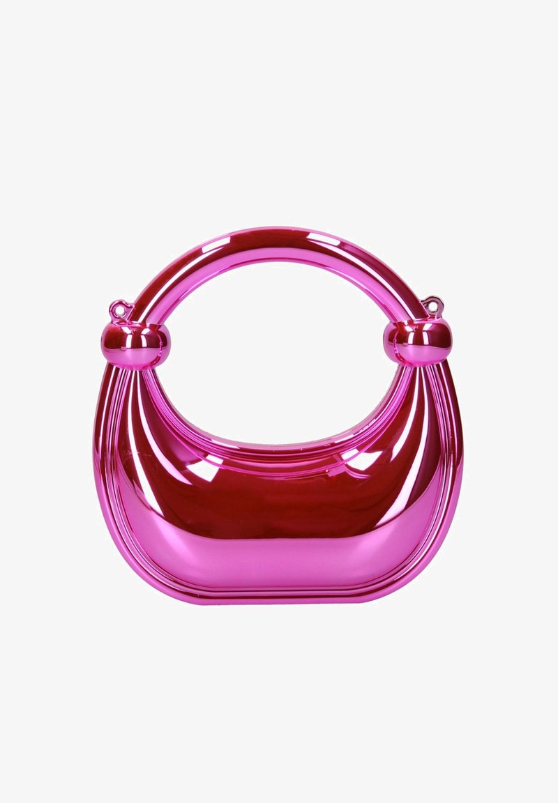Sac à main métallique rose brillant avec poignée arrondie et surface lisse réfléchissante, centré sur un fond blanc.