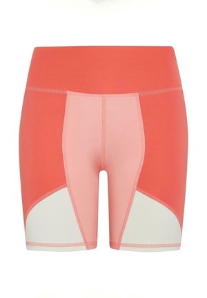 Korallrøde treningsshorts med høy midje, fargeblokkert paneldesign i nyanser av rosa og hvitt, med en glatt tekstur.