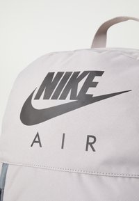 Nike Sportswear ELEMENTAL - Turistický batoh - college grey/smoke grey/black