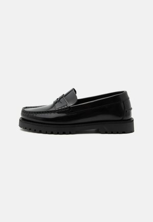 Mocassin en cuir noir brillant avec semelle épaisse à crampons et bride penny, présenté de profil sur un fond clair uni.