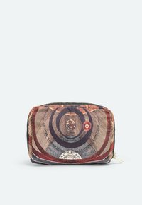 Textilbeutel mit einem mehrfarbigen, konzentrischen Kreisdesign, Reißverschlussverschluss und einer strukturierten Oberfläche mit glänzendem Akzent.