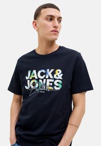 Navyblaues Baumwoll-T-Shirt mit multicolor "JACK & JONES Essentials" Grafikdruck, mit Rundhals und kurzen Ärmeln.