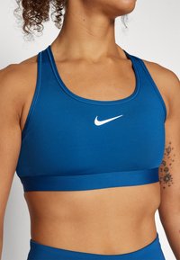 Nike Performance BRA - Sport-bh met medium support - court blue/white