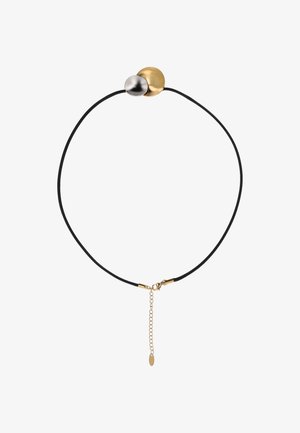 Fekete szíjas chokert nyaklánc egymást átfedő kerek, arany és ezüst fém medálokkal, arany színű láncos zárókiterjesztővel.