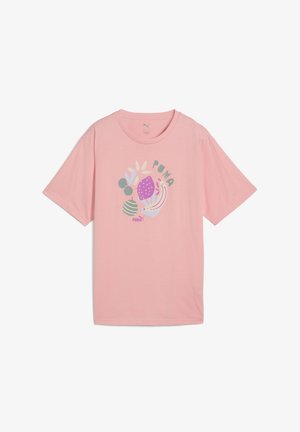 Camiseta de manga corta rosa con un diseño gráfico de hojas y círculos en tonos morados y verdes. Elaborada con tela suave.