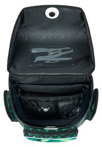 Czarny plecak wewnętrzny z wieloma przegrodami, kieszeniami na zamek błyskawiczny i przezroczystym uchwytm na identyfikator. Zewnętrzna strona w zielonym wzorze.