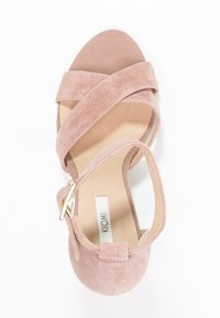 Rosa mockaskinn öppen tå sandaler för kvinnor med korsade remmar och guldspänne runt vristen, platt sula och KIOMI-märke inuti.