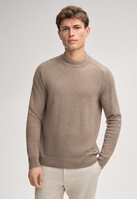 Beiger Strickpullover mit geripptem Rundhalsausschnitt und Bündchen. Verfügt über eine weiche Textur und eine enganliegende Passform, ideal für die Freizeit.