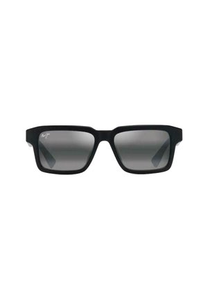 Occhiali da sole neri rettangolari con lenti grigie sfumate. Presentano una finitura opaca e un design angolare, con un logo di marca prominente su una lente.