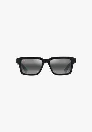 Gafas de sol rectangulares negras con lentes gris ahumados. Presentan un acabado mate y un diseño angular, con un logotipo de marca prominente en una de las lentes.