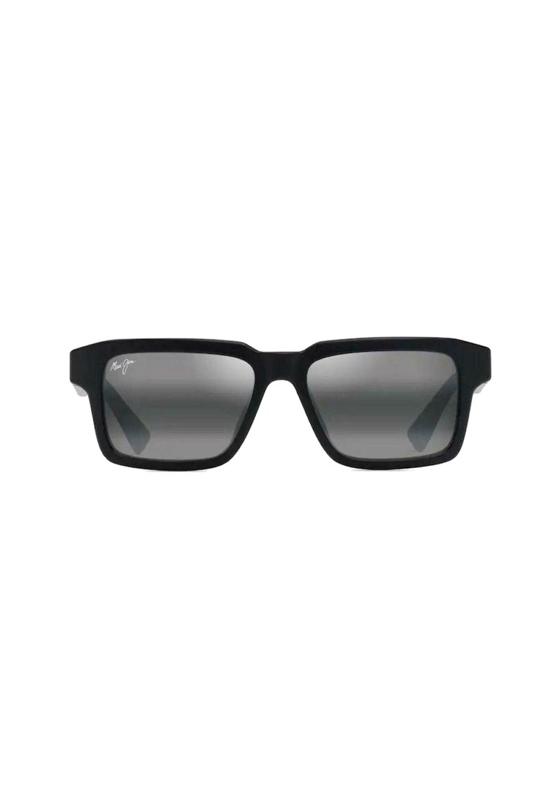 Occhiali da sole neri rettangolari con lenti grigie sfumate. Presentano una finitura opaca e un design angolare, con un logo di marca prominente su una lente.