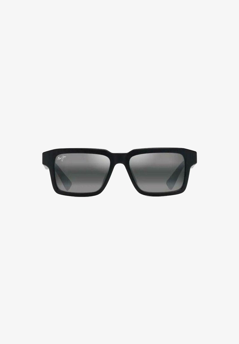 Occhiali da sole neri rettangolari con lenti grigie sfumate. Presentano una finitura opaca e un design angolare, con un logo di marca prominente su una lente.