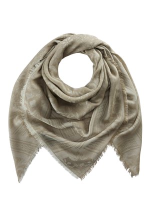 Beige Dreiecktuch mit Muster und ausgefransten Kanten, in der Mitte gefaltet und locker gerollt auf weißem Hintergrund.