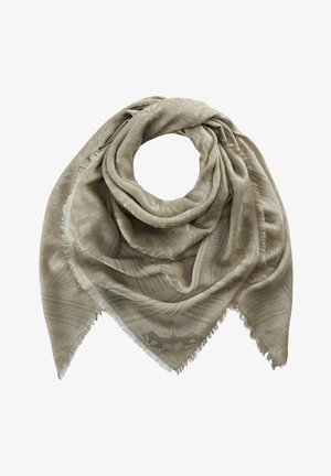 Beige Dreiecktuch mit Muster und ausgefransten Kanten, in der Mitte gefaltet und locker gerollt auf weißem Hintergrund.