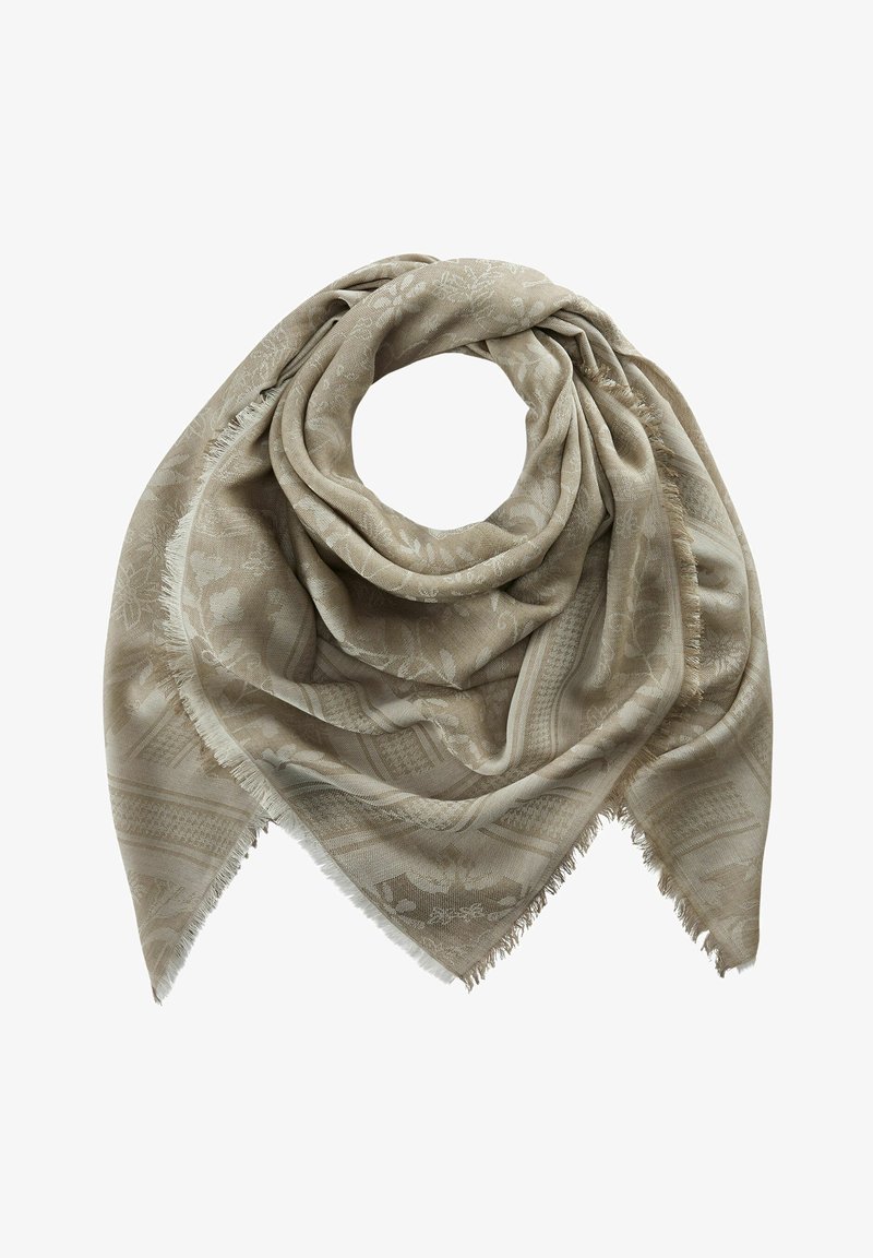 Écharpe triangulaire beige à motifs avec des bords effilochés, pliée et légèrement roulée au centre sur un fond blanc.