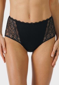 Mutande nere con vita alta caratterizzate da accenti in pizzo sui lati, con un bordo ondulato e una texture di tessuto liscia.