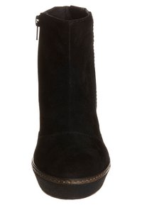 Czarne zamszowe botki za kostkę o gładkiej fakturze, okrągłym nosku i masywnej platformie. Zamek błyskawiczny z tyłu oraz dekoracyjne przeszycia.