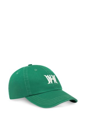 Cappellino da baseball in cotone verde con visiera curva e logo ricamato bianco sulla parte frontale. Presenta occhielli traspiranti e cinturino regolabile.