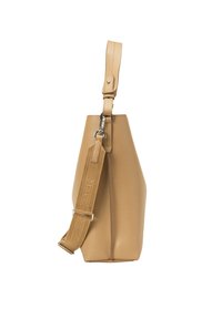 Lichtbeige leren handtas met een gestructureerde afwerking, taps toelopende vorm en verstelbare schouderband. Voorzien van een hardware bevestiging in zilverkleur.
