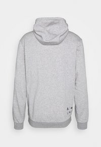 Grauer Kapuzenpullover mit strukturiertem Stoff, gerippten Bündchen und Saum. Das Design enthält Logodetails auf der unteren linken Seite.