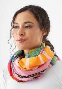 Écharpe multicolore avec des motifs vibrants en rose, orange, bleu et vert, fabriquée en tissu doux, conçue pour être enroulée autour du cou.