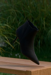 Neizbrano, 802 - black