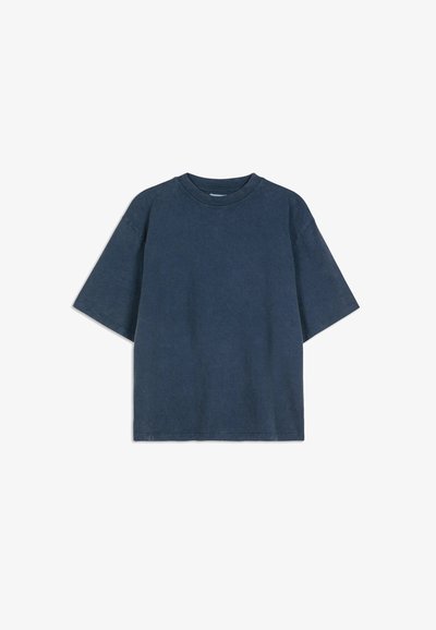 Tmavě modré bavlněné tričko, volný střih, kulatý výstřih, krátké rukávy, hladká textura, bez vzorů, rovný lem s mírným elastickým efektem.