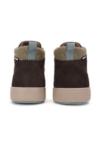 Zapatillas de ante marrón de caña alta con un collar de felpa, suela beige y una lengüeta azul clara en la parte trasera. Diseño sencillo sin patrones ni acentos.