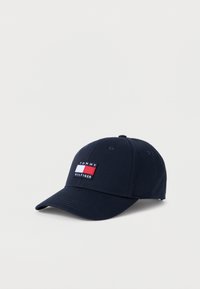 Μπλε σκουφάκι του μπέιζμπολ από βαμβάκι, με ραμμένη ετικέτα λογότυπου Tommy Hilfiger σε κόκκινο, άσπρο και μπλε. Καμπυλωτή ζώνη ήλιου, ρυθμιζόμενο πίσω λουράκι.