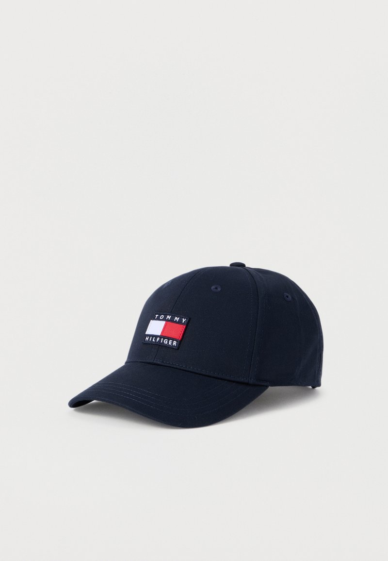 Μπλε σκουφάκι του μπέιζμπολ από βαμβάκι, με ραμμένη ετικέτα λογότυπου Tommy Hilfiger σε κόκκινο, άσπρο και μπλε. Καμπυλωτή ζώνη ήλιου, ρυθμιζόμενο πίσω λουράκι.