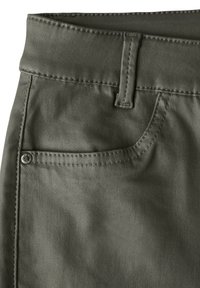 Olivgröna byxor med en mjuk textur, bred midjeresår och en liten framficka med ett metallnabb som accent.