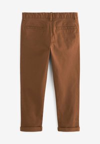 Pantalon chino en coton brun avec une coupe droite, deux poches arrière avec des accents cousus et des ourlets retroussés.