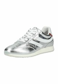 Baskets basses métalliques argentées avec lacets blancs, semelle blanche et accents blancs et rouges, nom de la marque NeroGiardini sur le panneau latéral.