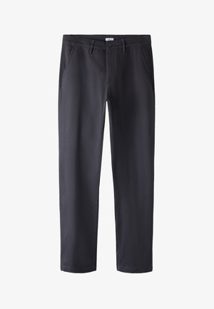 Tmavosivé chinos z bavlnenej zmesi s plochým predným dielom, bočnými vreckami a hladkou textúrou so zapínaním na gombík v páse.