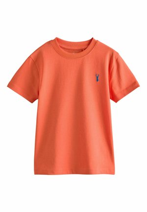 Oranje kortere mouw katoenen T-shirt met ronde hals en klein blauw hertenlogo op de linkerborst.