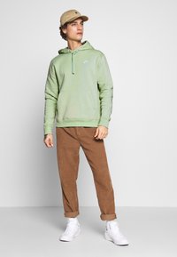 Nike Sportswear SPORTSWEAR CLUB FLEECE - Sweatshirt com capuz - pistachio frost