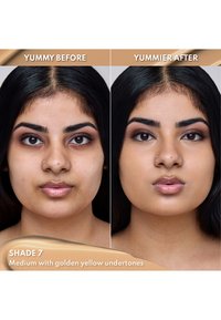Foundation i nyanse 7 vist på ansiktet til en modell, som illustrerer en før-og-etter sammenligning med mellomgylden gul undertone.