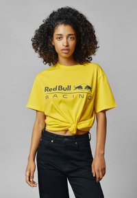 Red Bull Racing x Pepe Jeans RED BULL RACING LOGO DRIVER TEE - Majica kratkih rukava s printom - yellow
