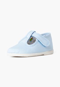 Scarpa in tessuto azzurro chiaro con strap in velcro, punta arrotondata e suola in gomma bianca, che presenta una soletta colorata con un motivo di auto.