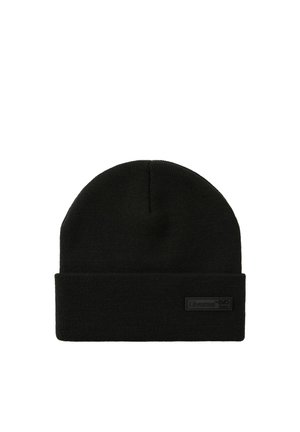 Czarna dziana czapka typu beanie z podwiniętym mankietem i małą prostokątną naszywką z logo na mankiecie.