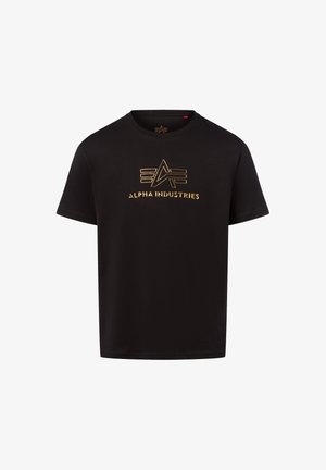 Zwarte T-shirt van katoen met korte mouwen. Heeft een gouden "ALPHA INDUSTRIES" logo en geometrisch ontwerp in het midden.