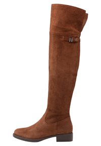 Brązowe zamszowe kozaki za kolano z zaokrąglonym noskiem, niskim obcasem typu słupek oraz paskiem bocznym u góry. Gładka tekstura na całej powierzchni.